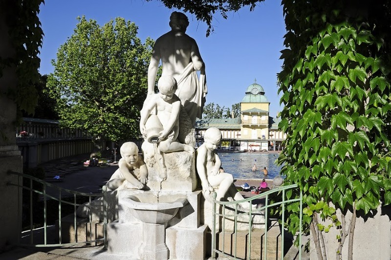 Statue vor Thermalbad
